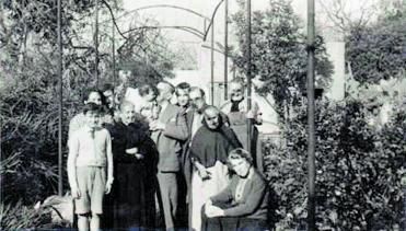 A Pòrtol (c. 1959): el germà Guillem, la mare, el germà Joan, l’àvia Antònia, el germà Biel, l’oncle Marià, En Pep, el pare, na Catalina Puig, na Francesca Vidal, la tieta Mercè.