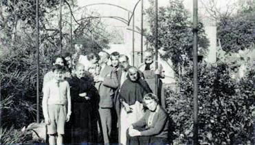 A Pòrtol (c. 1959): el germà Guillem, la mare, el germà Joan, l’àvia Antònia, el germà Biel, l’oncle Marià, En Pep, el pare, na Catalina Puig, na Francesca Vidal, la tieta Mercè. 