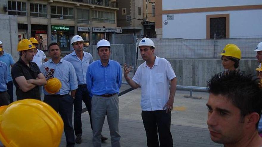 El arquitecto llevó a los vecinos a las obras y les explicó el proyecto sobre el terreno.