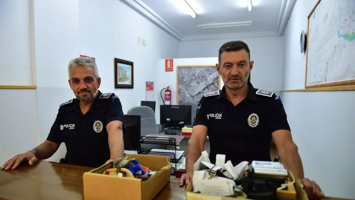 Desde un sobre con 1.200 euros hasta un portátil: los objetos que esperan a sus dueños en Plasencia