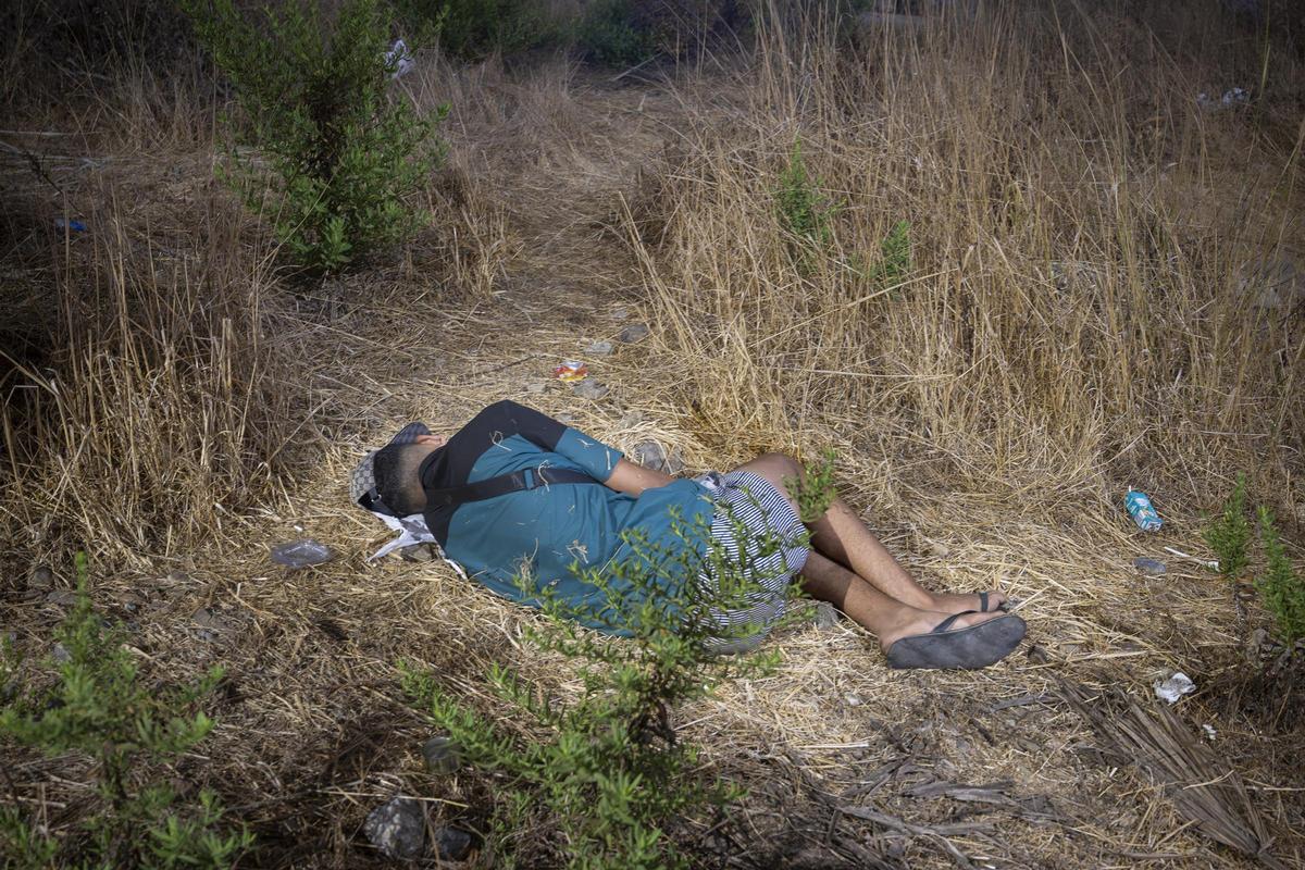 Decenas de migrantes siguen durmiendo en los alrededores de Loma Colmenar (Ceuta) Decenas de migrantes siguen durmiendo en los alrededores de Loma Colmenar (Ceuta)