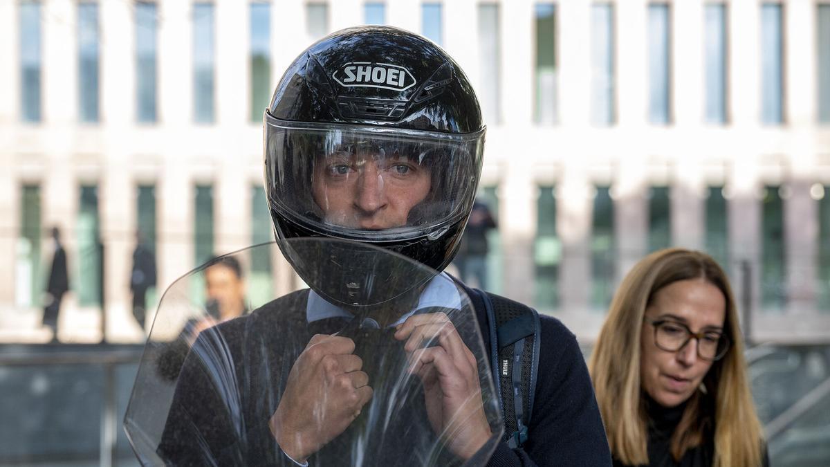 Óscar Pierre, CEO de Glovo, a su salida de la Ciutat de la Justicia tras prestar declaración.