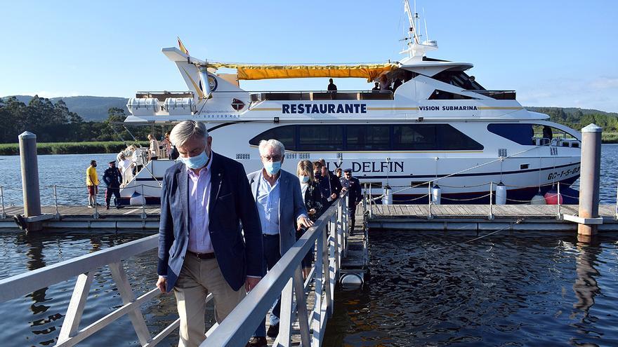 La llegada del embajador ruso al pantalán del puerto fluvial de Vilarello (Valga).
