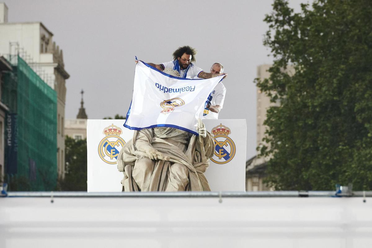 MADRID, 30/04/2022.- El capitán del Real Madrid Marcelo Vieira sobre la diosa Cibeles, en Madrid, para celebrar el campeonato de Liga tras vencer al RCD Espanyol en el partido disputado este sábado en el estadio Santiago Bernabéu. EFE/Luca Piergiovanni