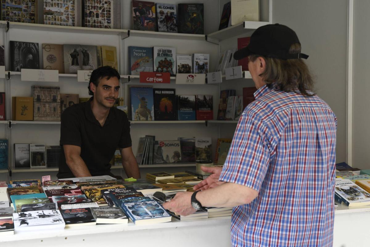 Feria del libro. Pregón a cargo de Dolores Fidalgo sobre Margarita Ferreras. Fotos del pregón y ambiente. La primera presentación es las 19.00 horas y lo presenta Ana Arias