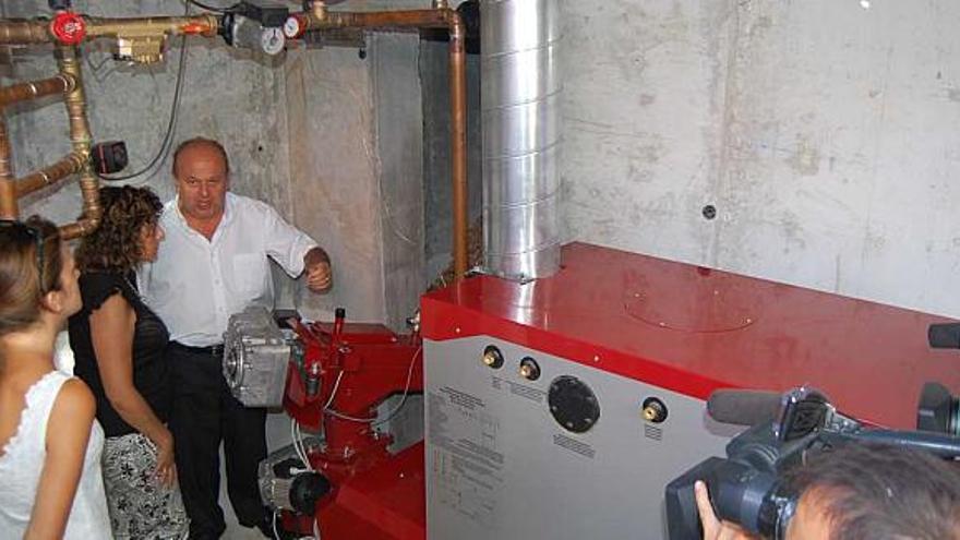 El alcalde, Antonio Ángel Hurtado, y la directora del colegio, Soledad Mayor, visitando ayer la instalación.