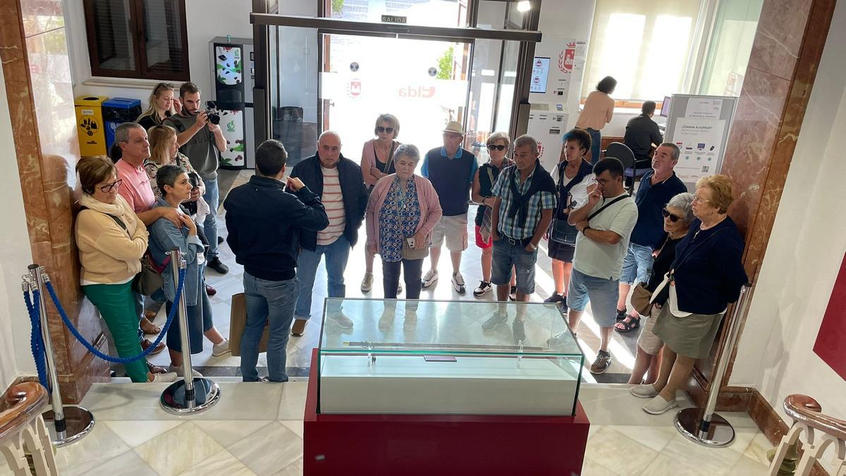 Una vista al vestíbulo del Ayuntamiento para ver la Vara de Azaña