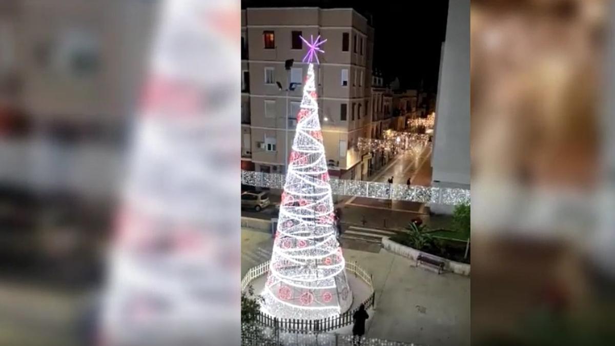 Destroza el árbol de Navidad tras escalarlo y agrede a la Policía de Mislata