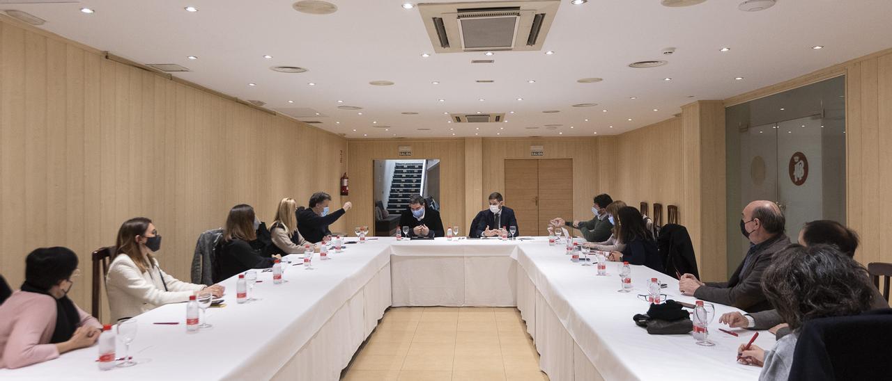 El alcalde, José Manuel Prieto, con los hoteleros de la ciudad, en la reunión mantenida hoy