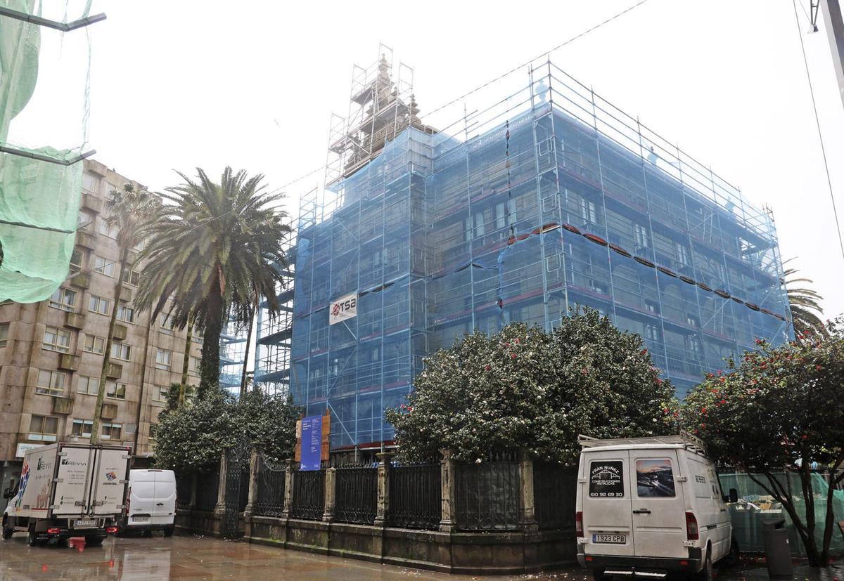 Obras de rehabilitación de Villa Pilar, un icónico edificio histórico de viviendas en el centro de Pontevedra. | GUSTAVO SANTOS