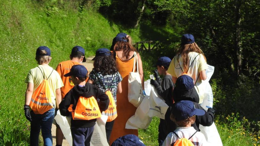 Cogersa afala con grupos de voluntarios la llimpieza de paraxes naturales
