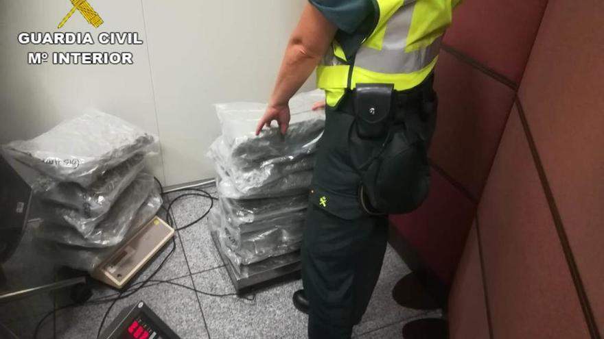 Detenido en un avión de El Altet con 27 kilos de marihuana en las maletas