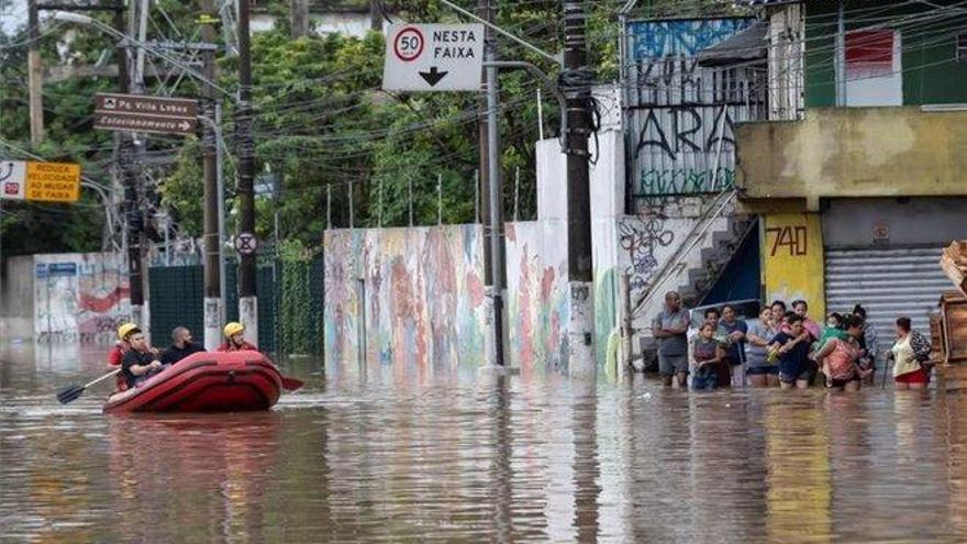 Lluvias torrenciales dejan a Sao Paulo sin transporte y totalmente inundado