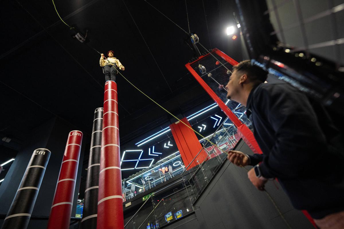 Badalona, 04/12/2025. Barceloneando. El nuevo Hijump Park, con sus toboganes gigantes y circuitos imposibles al estilo Super Mario, se ha convertido en el parque viral del momento en Badalona. Foto: Zowy Voeten / El Periódico.