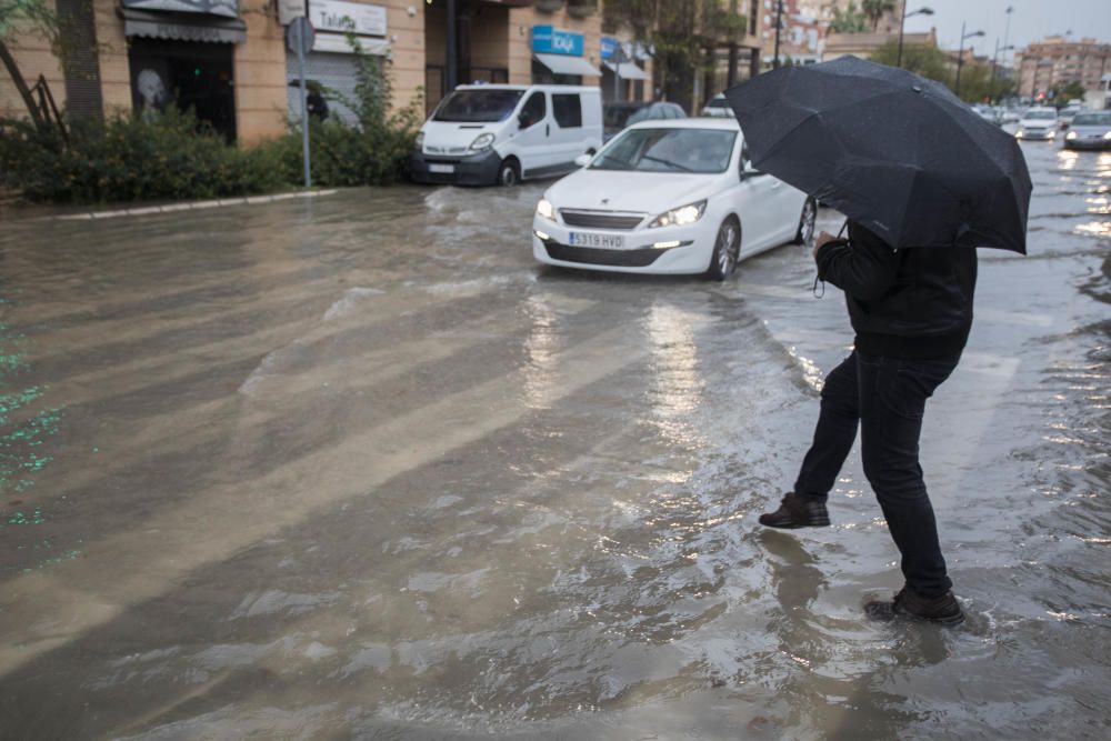 Tromba de agua que ha inundado la avenida Serrería en València.