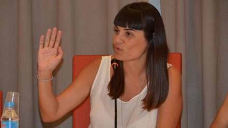 L&#039;alcaldessa de Vilanova, Vanesa González, seriosa en el ple.