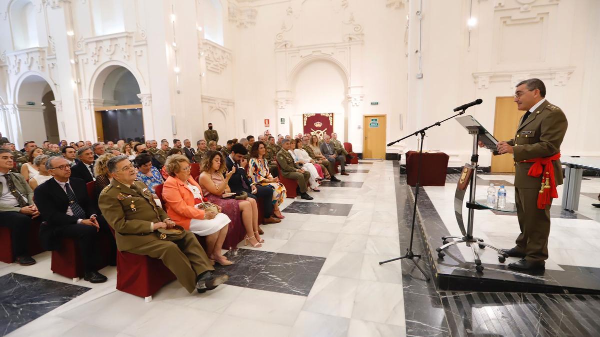 El general de brigada cordobés Antonio Bernal se dirige a los asistentes al acto.