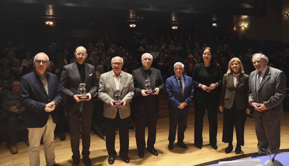 Por la izquierda, Antón García, Ignacio Bosch, Joaquín Pixán, Julio Domínguez, Marcelino Martínez, Covadonga Díaz, Blanca Bueno y Ángel Iglesias Breijo, en el Auditorio de Oviedo.  | MARIO CANTELI