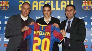 El jugador, en el moment d’obtenir el dorsal 20, amb A. Zubizarreta i J. M. Bartomeu, avui a Barcelona.