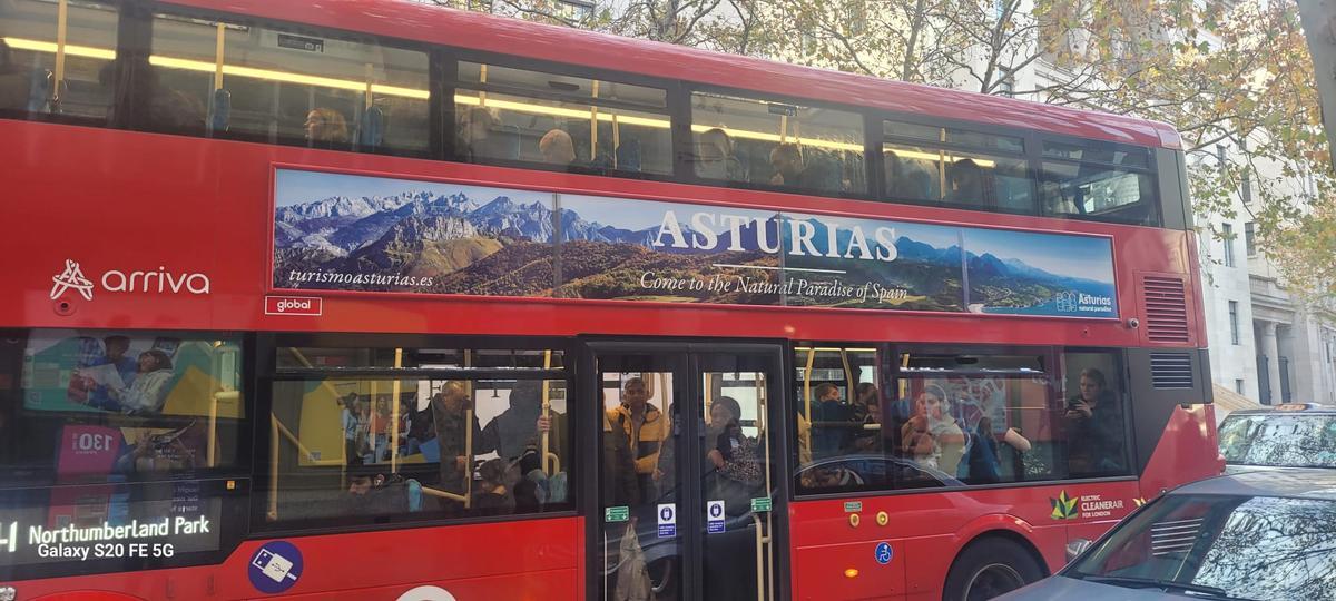 Uno de los autobuses con la promoción turística de Asturias en Londres