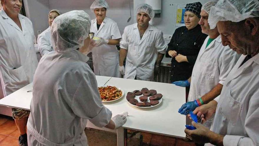 Alumnos de un curso de cocina impartido por Cáritas en la capital zamorana.