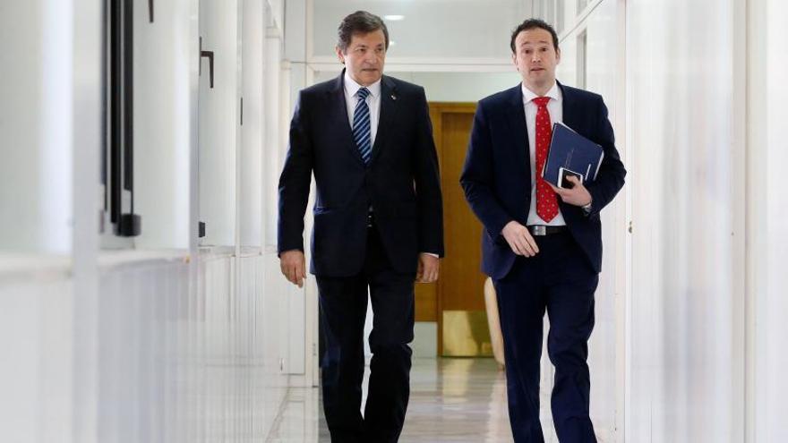 El presidente del Principado, Javier Fernández, y el consejero de la Presidencia, Guillermo Martínez, esta mañana.