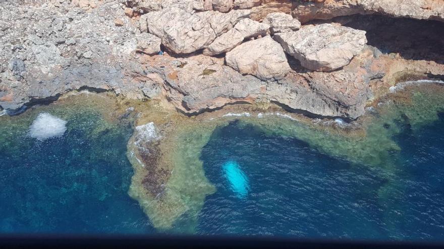 Imagen aérea de la patera llegada hoy a ses Salines.