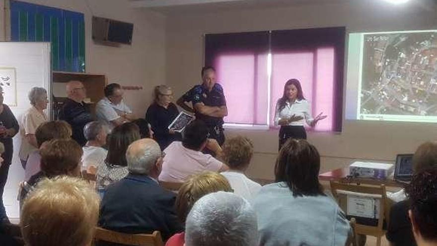 La alcaldesa y el jefe de policía presentan el proyecto a los vecinos. // DP