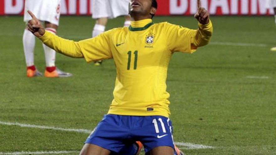 Robinho celebra su gol.