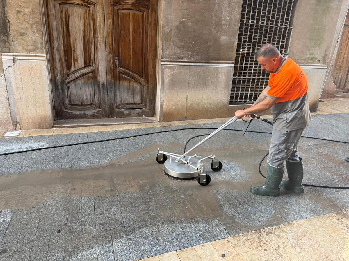 Esta maquinaria es especialmente adecuada para superficies urbanas y ya se utiliza en Andalucía para retirar la cera de los adoquines tras las multitudinarias procesiones.