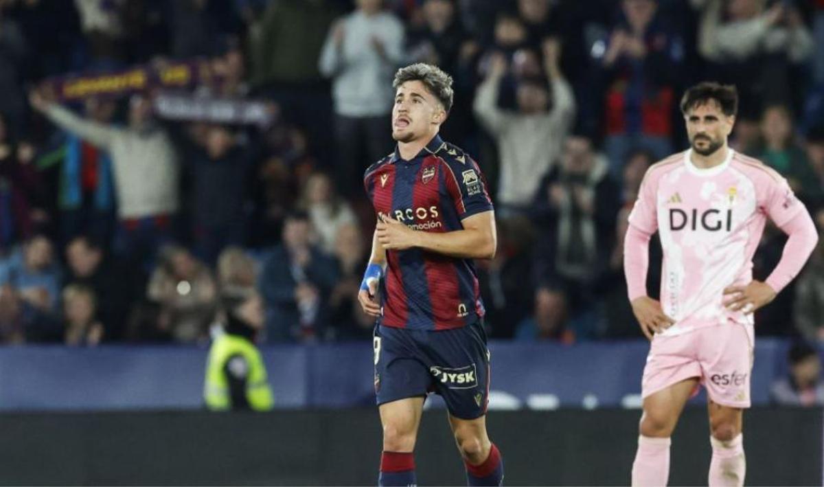 Iván Romero, durante el encuentro ante el Oviedo en el Ciutat de València