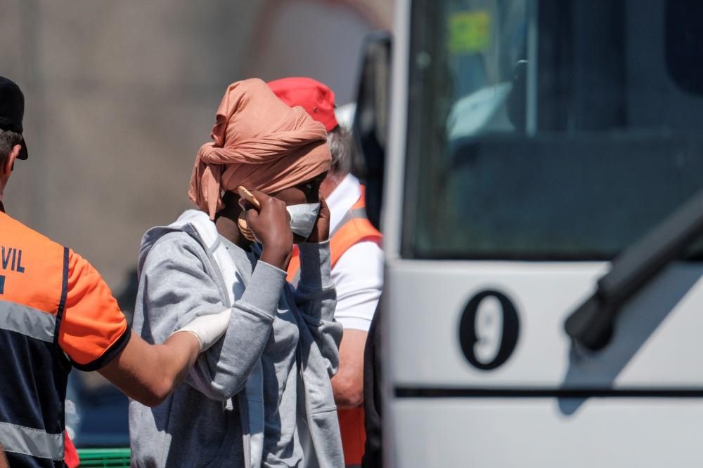 Salvamento Marítimo rescata en Gran Canaria a 31 personas en una patera, entre ellos tres niños