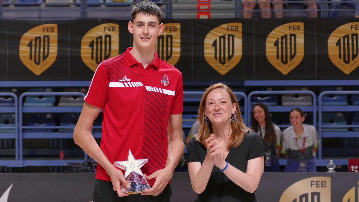 Aday Mara, con el trofeo de MVP del Campeonato de España júnior disputado la pasada semana.