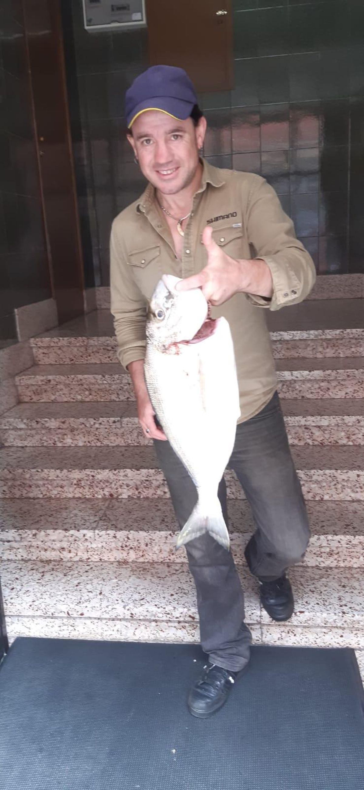 Ramiro Caldevila, con la dorada de 3,5 kilos que pescó esta semana en la ría.