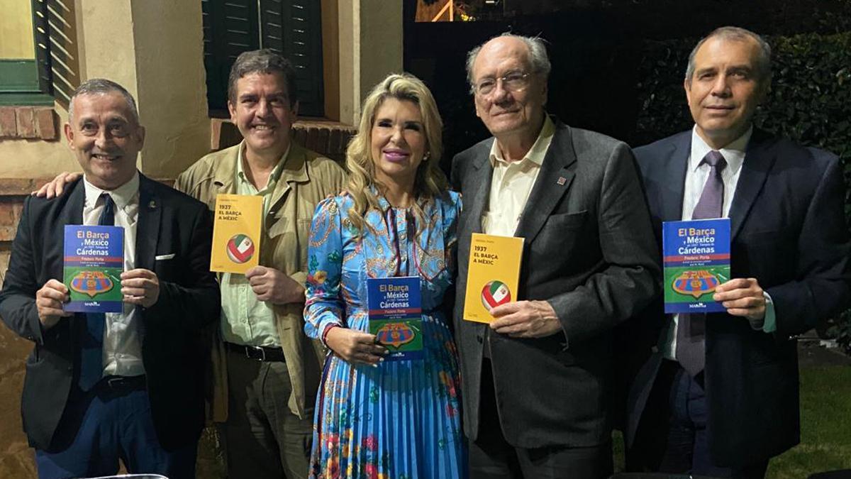 Paco Gómez, Frederic Porta, Claudia Pavlovich, José María Murià y Adrián Michel, este martes, con las versiones catalana y castellana del libro "El Barça y México en 1937. Tiempos de Cárdenas"