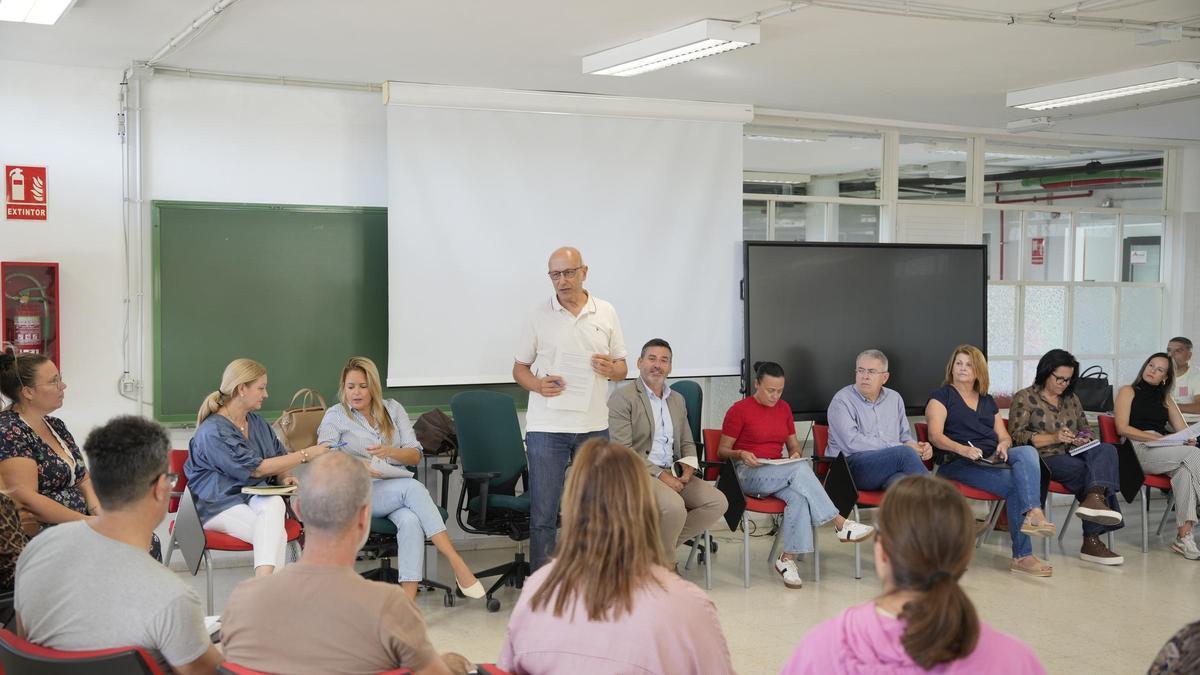 Reunión entre miembros del Ayuntamiento y el Consejo Escolar.