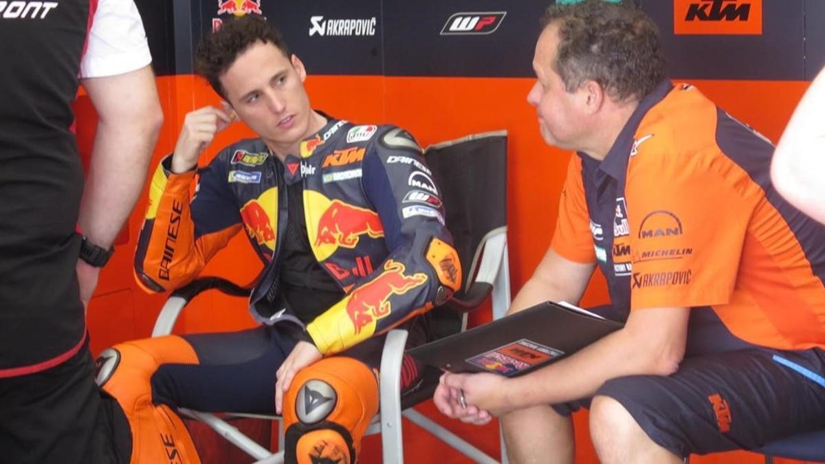 Pol Espargaró dialoga con su técnico en el boxe del equipo KTM.