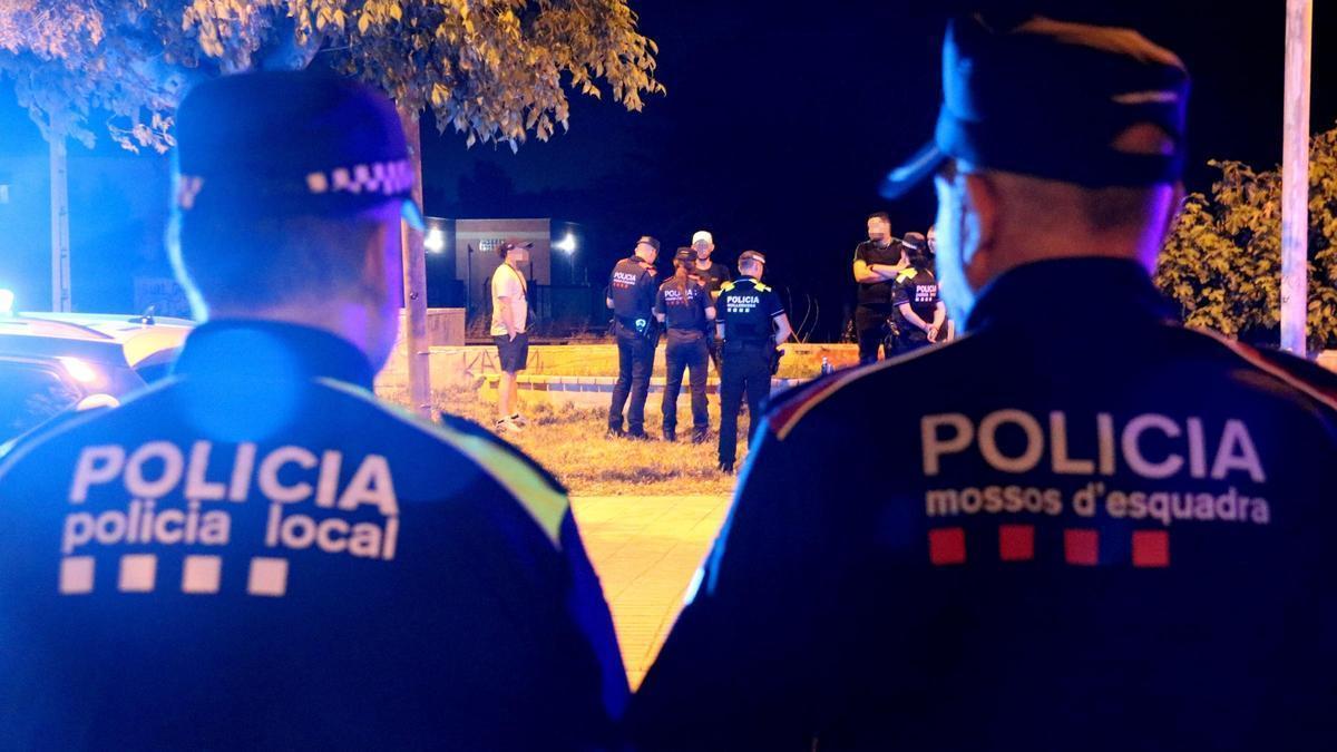 Dos agents de la Policia Local de Mollerussa i dels Mossos d'Esquadra, en una imatge d'arxiu.