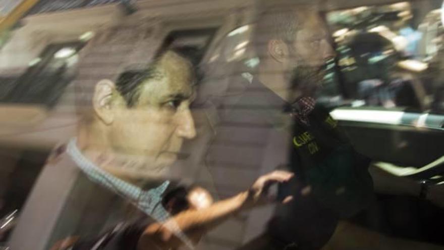 Eduardo Zaplana, en el coche de la UCO, después de ser detenido el 22 de mayo.