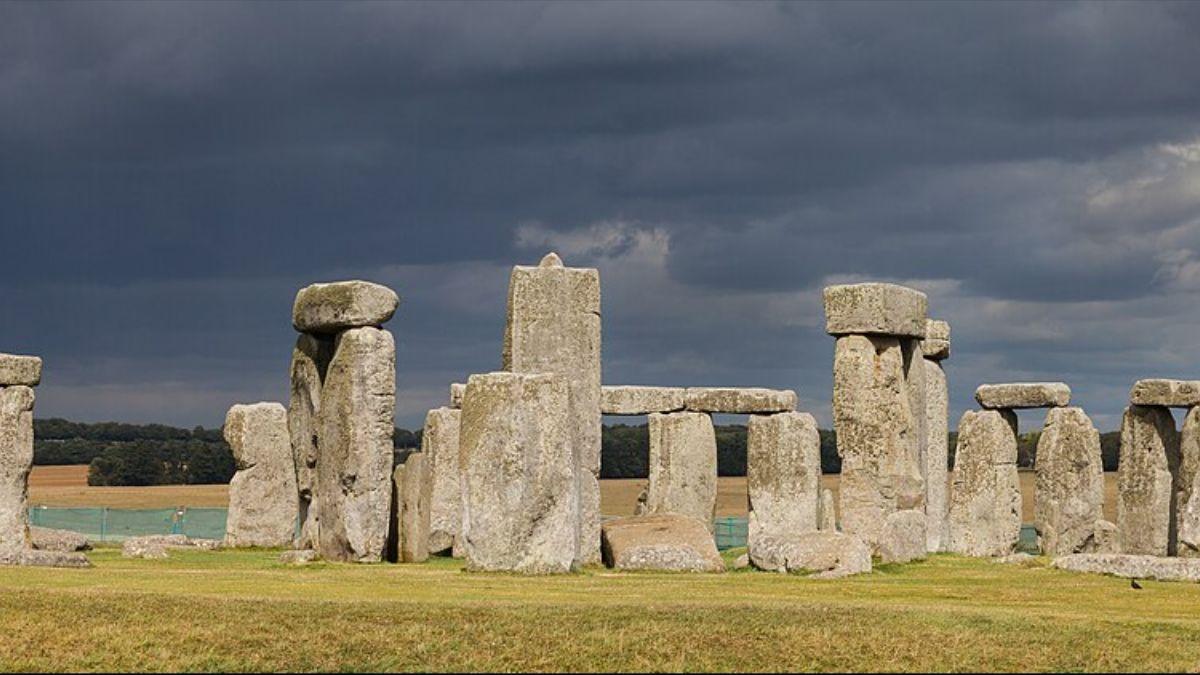 PIEDRA DEL ALTAR / La roca de Stonehenge de seis toneladas pudo llegar desde Escocia sobre un glaciar