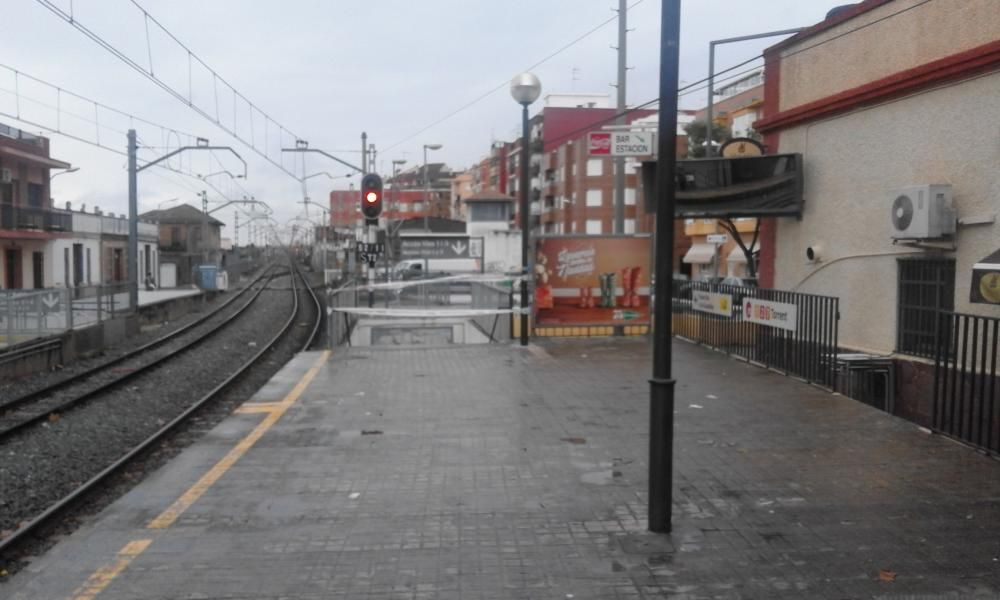 Paso entre andenes de Torrent, cerrado por acumulación de agua