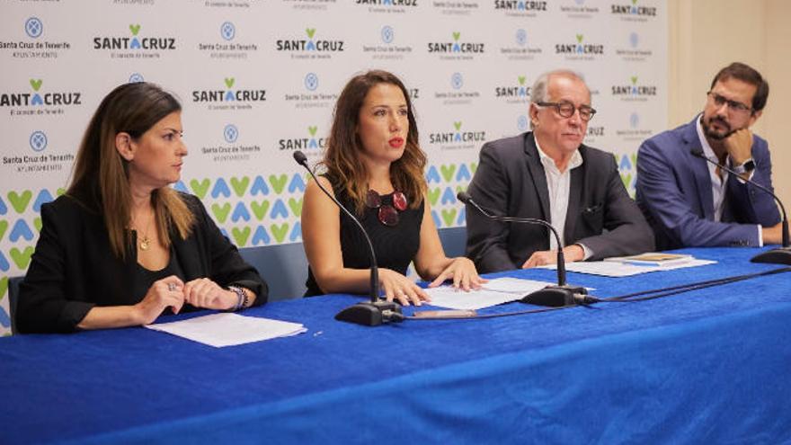 Patricia Hernández interviene en la rueda de prensa, en la que participaron Laureano Pérez Rodríguez, Matilde Zambudio y Guillermo Ríos Bordón.