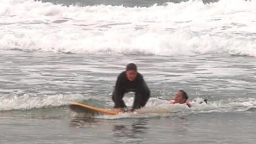 La pasión por las olas de Claudia, una joven surfista invidente