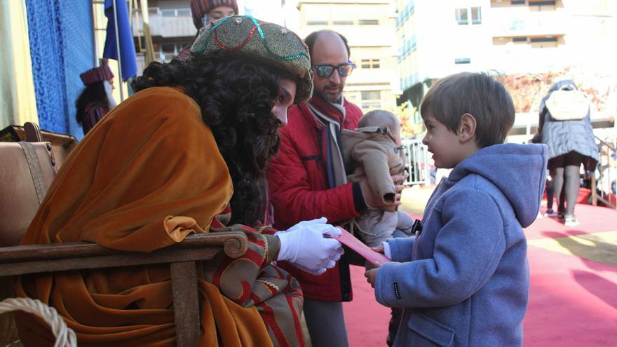 Cientos de niños entregan sus cartas a los pajes reales en Vila-real