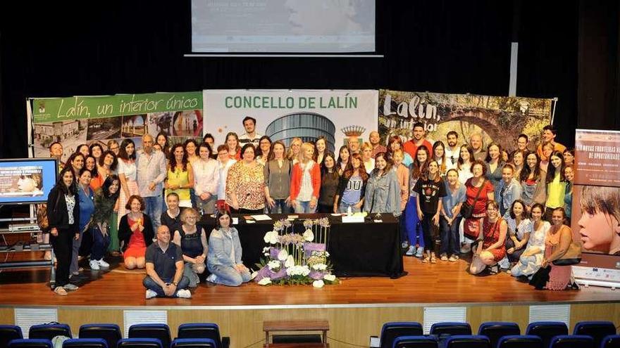 Asistentes y organizadores en la clausura del curso de igualdad en el auditorio de Lalín. // Bernabé/Javier Lalín