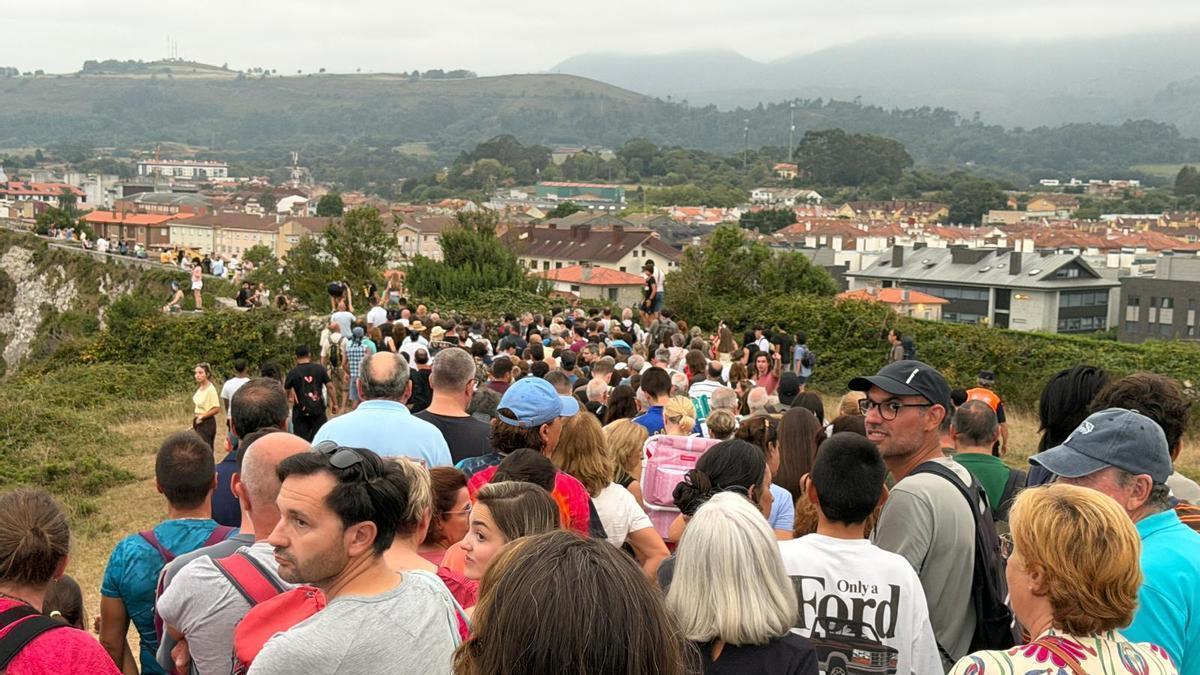 Apelotonamiento de gente al bajar de Punta Jarri, en Llanes, tras el eclipse.