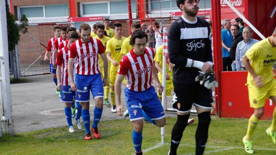 El meta Dani Martín salta al campo, seguido de Pelayo Suárez e Isma Aizpiri, en el partido ante el Villarreal de Copa del Rey juvenil.