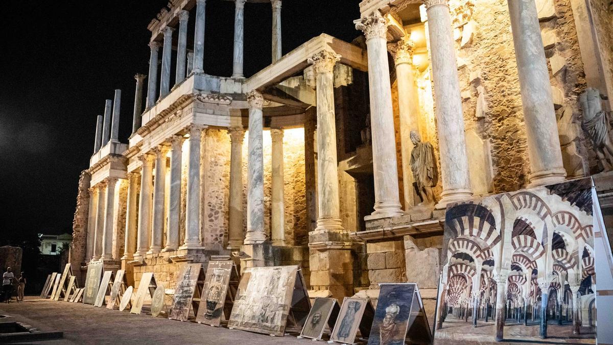 Exposición artística en el Teatro Romano, ayer por la noche.
