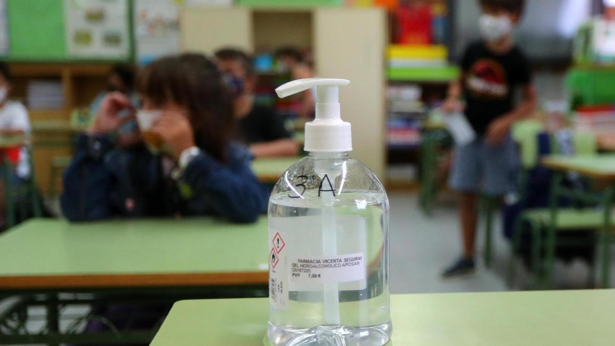 Gel desinfectante en un aula de València.