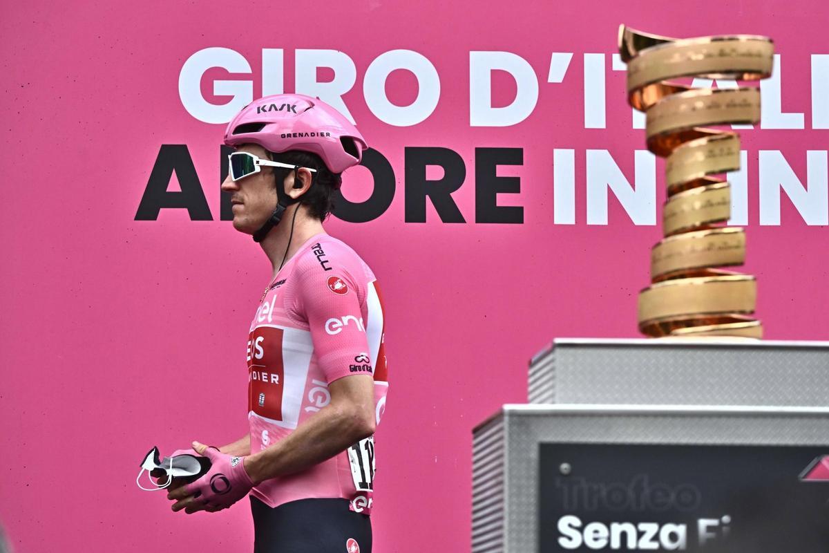 Pergine Valsugana (Italy), 24/05/2023.- British rider Geraint Thomas of Ineos Grenadiers in the overall leader’s pink jersey before the 17th stage of the 2023 Giro d’Italia cycling race over 195 km from Pergine Valsugana to Caorle, Italy, 24 May 2023. (Ciclismo, Italia) EFE/EPA/LUCA ZENNARO